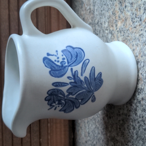 Pfaltzgraff Yorktowne Creamer Pitcher #24 Sauce Gravy Pourer USA 4 1/2” - Picture 1 of 7